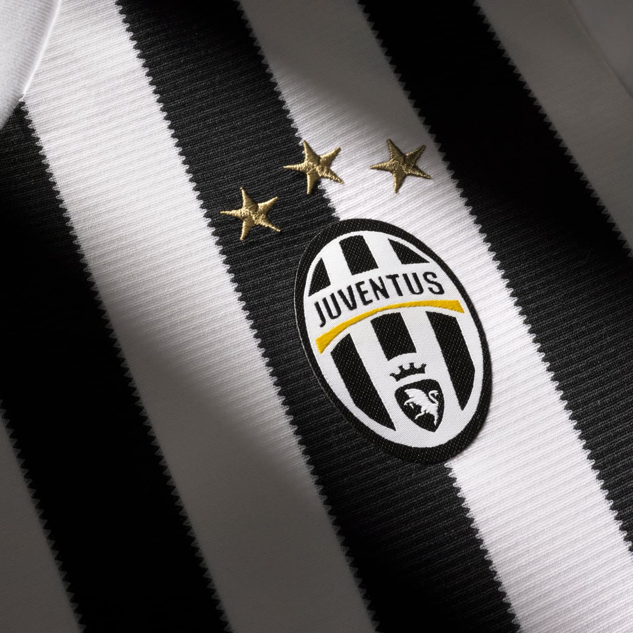 Leal a la tradición de la Juventus, el nuevo jersey de local muestra las franjas blancas y negras al estilo clásico del club, pero en esta ocasión, las franjas destacan por no ser lisas, sino que intersectan entre ellas, creando un efecto de integración entre el blanco y el negro.