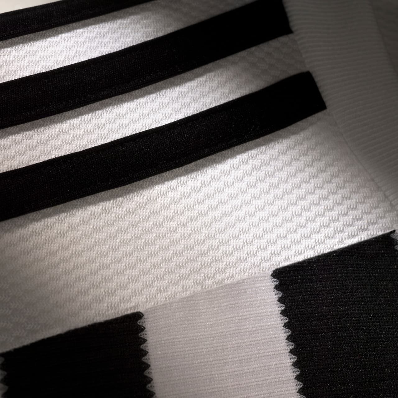 La novedosa equipación tendrá las emblemáticas tres franjas de la empresa germana en color negro colocadas en las mangas para reflejar la nueva fusión entre la marca y el club transalpino.