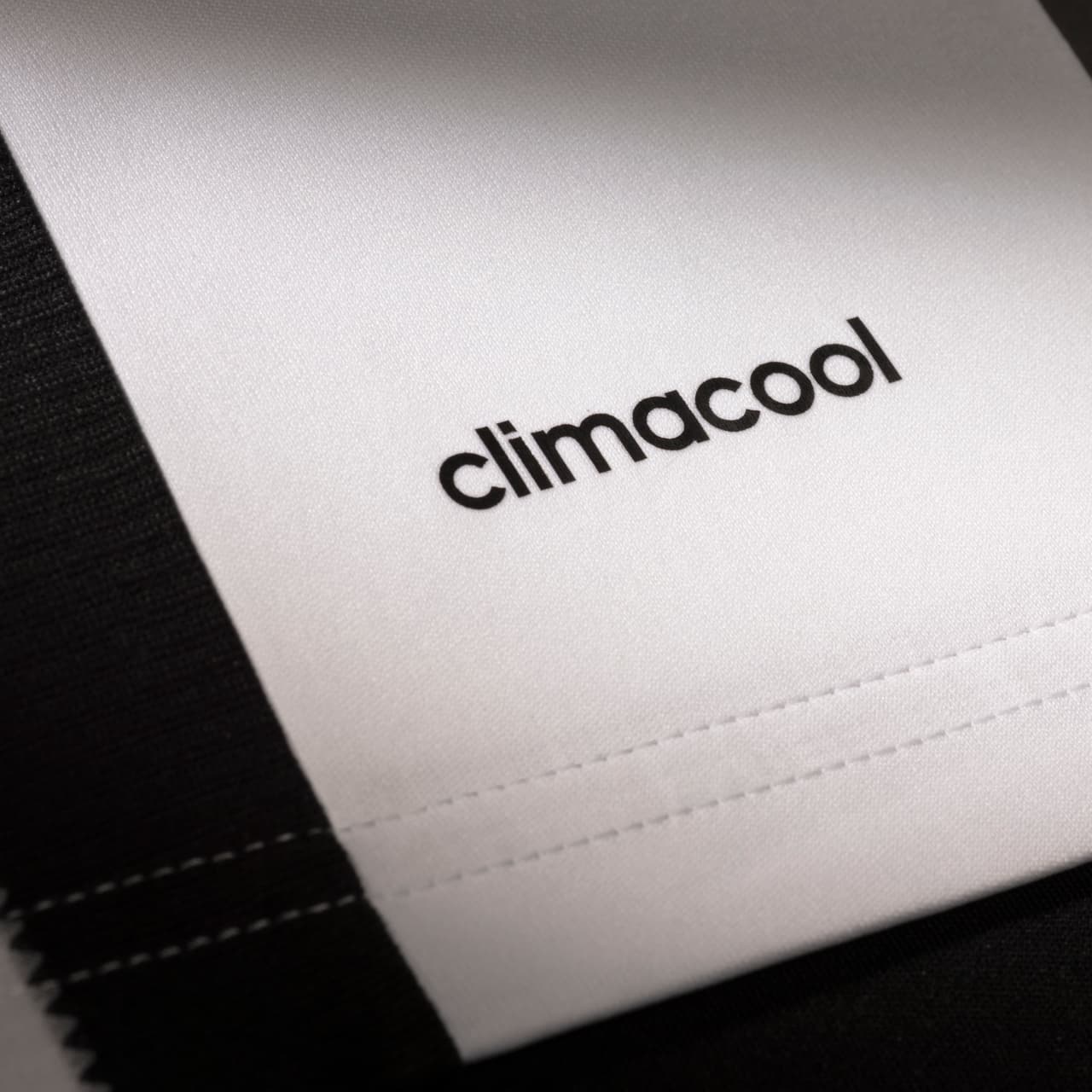 Un nuevo cuello blanco en V refleja modernidad y elegancia. Los shorts y calcetas blancas con las tres franjas en negro completan el uniforme del conjunto bianconero.