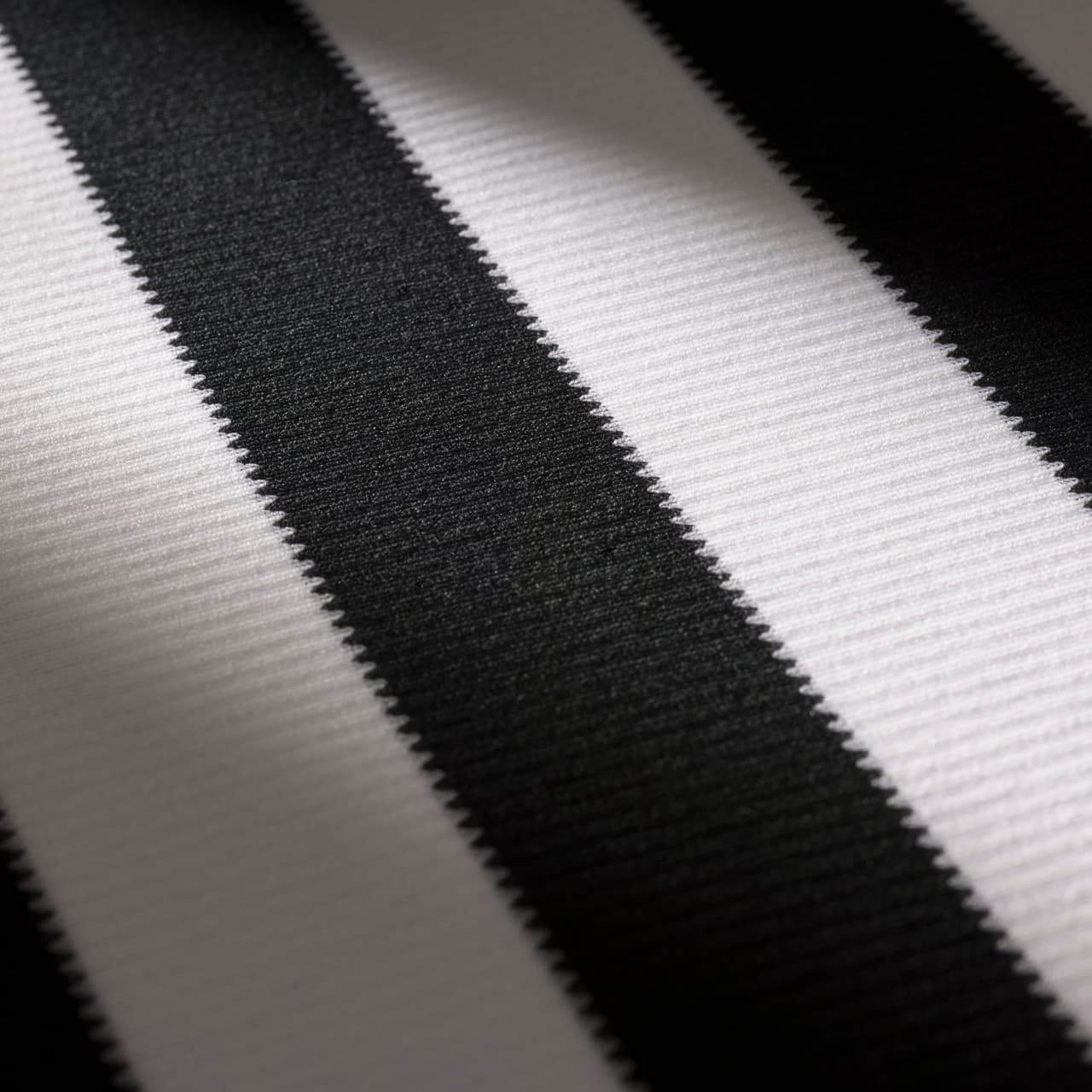 A partir de ahora la marca deportiva alemana adidas maquilará por primera vez en su historia el uniforme de la Juventus. La relación con el club italiano será hasta 2021 y este es el nuevo diseño para la temporada 2015-2016.