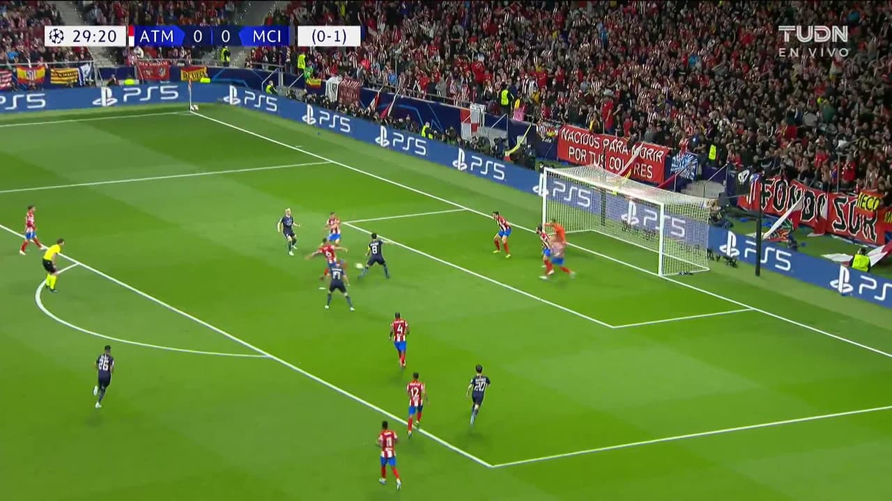 ¡CERCA! Ilkay Gündogan disparó que se estrella en el poste.