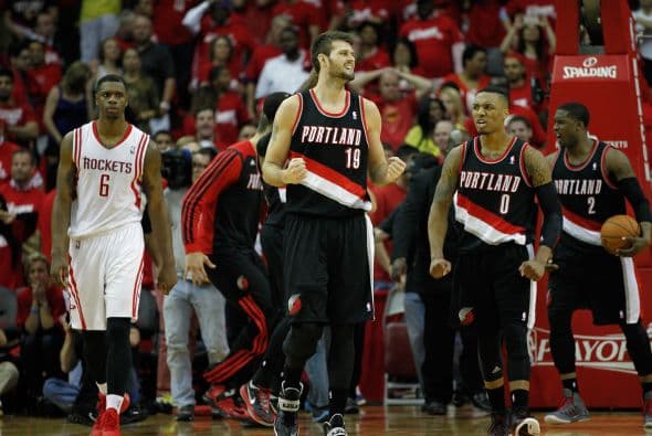 Frustrados, desesperados y cansados, así quedaron los Rockets luego de perder el primer partido de los Playoffs en casa ante los Portland Trail Blazers por tan solo dos puntos luego de jugar sobretiempo. Marcador final de 122-120.