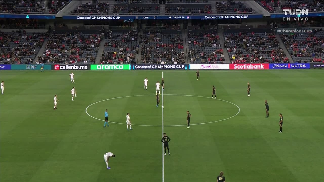 Arranca el partido y la pelota está en juego.