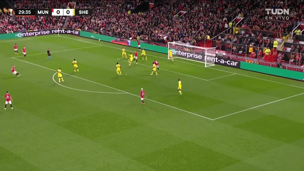 ¡TIRO ATAJADO! disparo por Christian Eriksen.