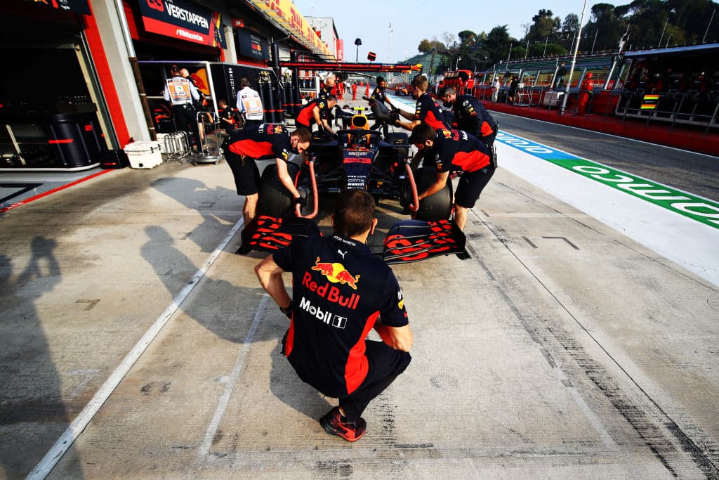 Bottas, Hamilton, Verstappen, Gasly, Ricciardo, Albon, Leclerc, Kvyat, Norris y Sainz, completan los primeros diez de la parrilla. Sergio Pérez iniciará como decimoprimero y su coequipero, Stroll, arrancará decimoquinto.