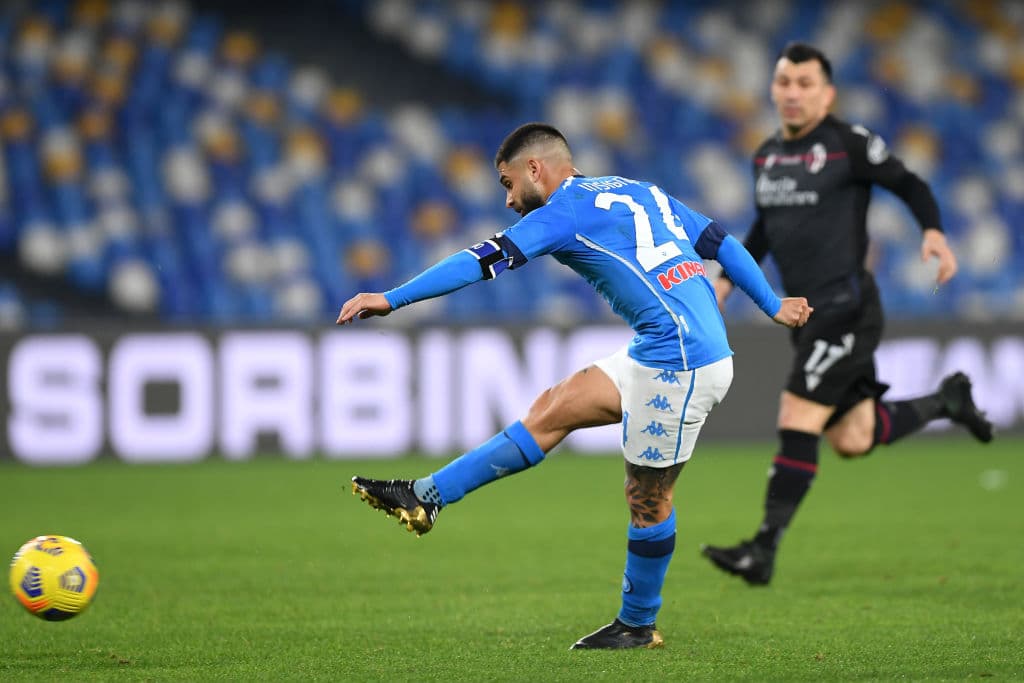 Con doblete de Lorenzo Insigne y gol de Victor Osimhen, el Napoli se impone a Bologna 2-1. Roberto Soriano fue el encargado de anotar el único tanto para los 'rojiazules'. El mexicano Hirving 'Chucky' Lozano puede que regrese a las canchas en su partido ante el Milan en la Serie A.