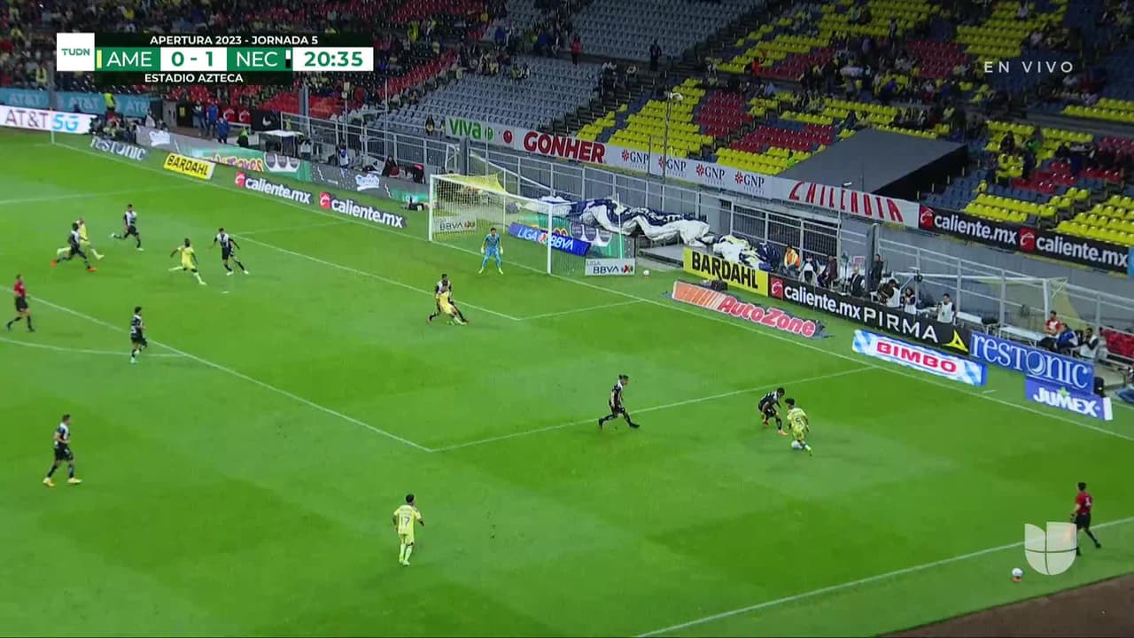 ¡TIRO ATAJADO! disparo por Álex Zendejas.