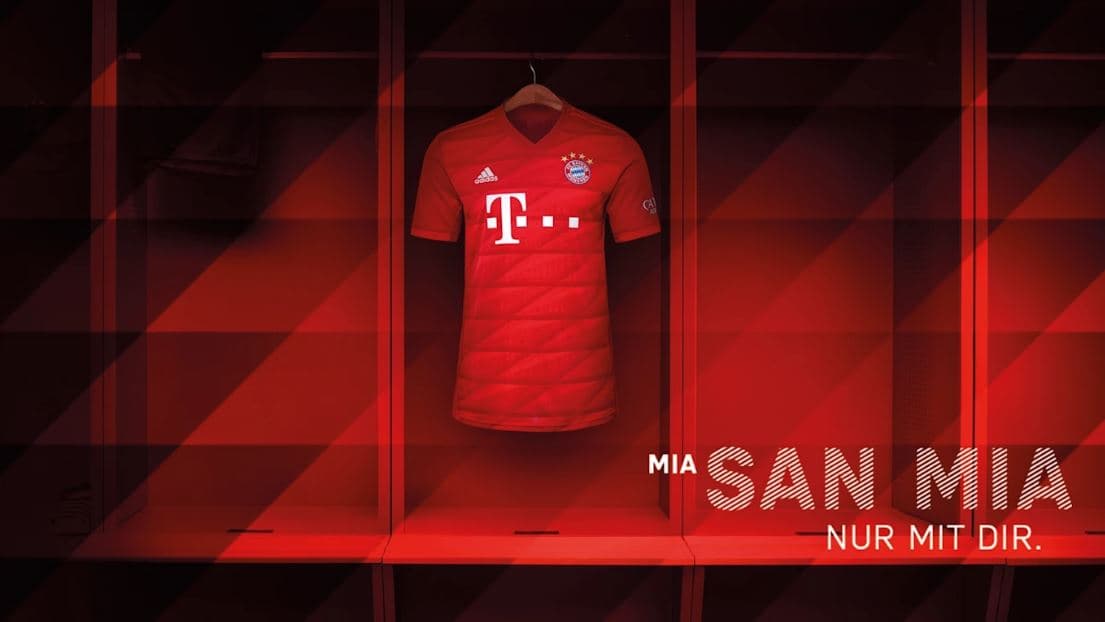 El Bayern Múnich ha hecho el lanzamiento de su nueva playera para la próxima temporada, la cual será estrenada en los últimos duelos del equipo: la Final de la DFB Pokal (ante RB Leipzig) y la jornada 34 de la Bundesliga en la que esperan confirmar su título con un triunfo ante Eintracht Frankfurt. El jersey vuelve a tener unas patrones en el fondo y a ser completamente roja, sin detalles azules oscuros.