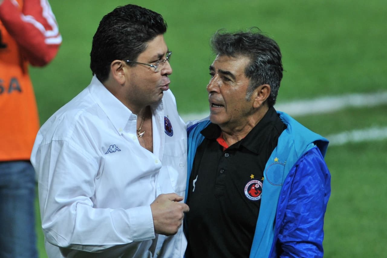 Fidel Kuri junto a Carlos Reinoso, quien dejó temporalmente al Veracruz como DT por problemas de salud.
