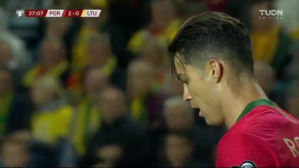 Tiro desviado de Cristiano Ronaldo