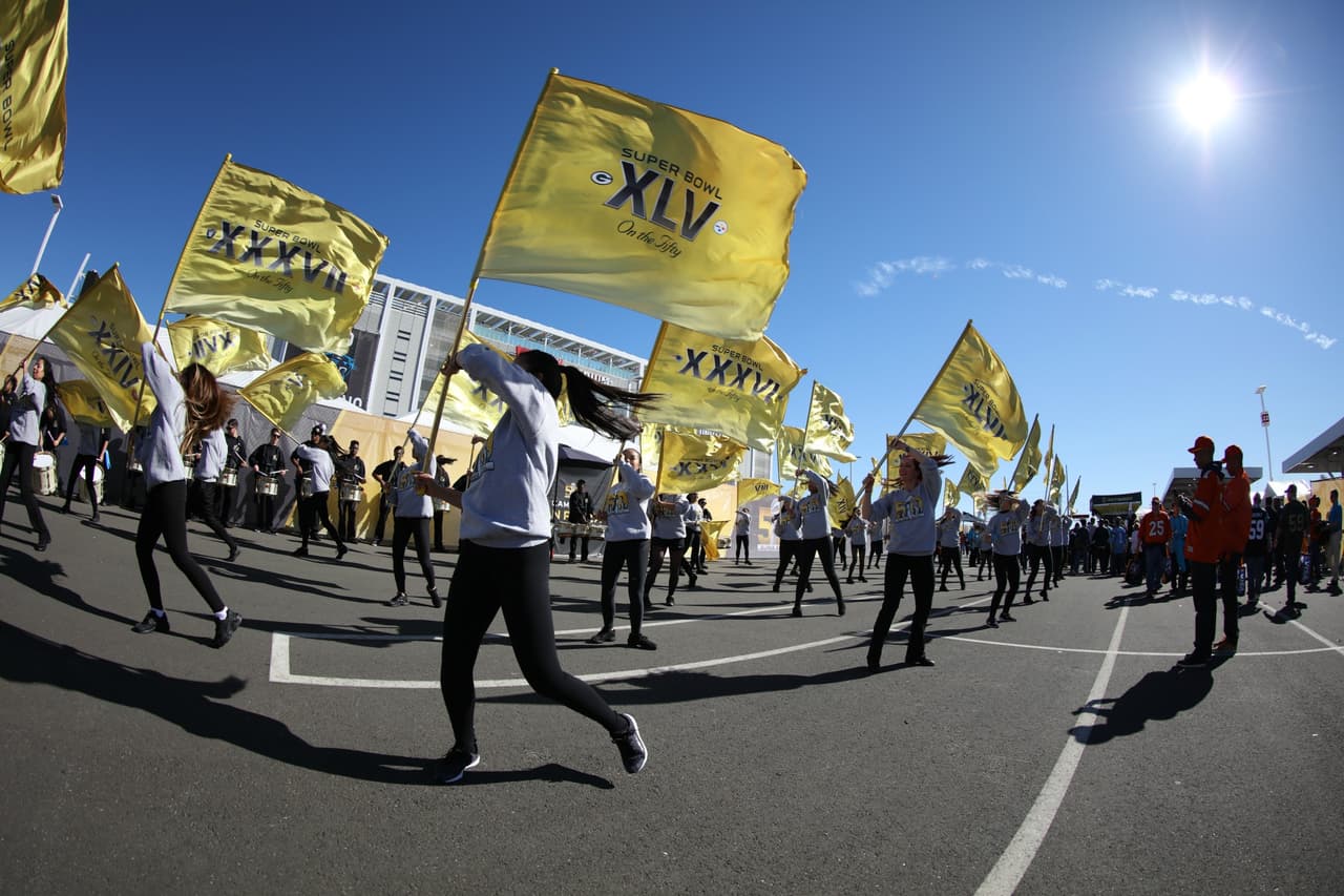 Los aficionados al fútbol americano ya no tienen que esperar, el día llegó para el Super Bolw 50 y la pasión en San Francisco está que arde. Checa las mejores tomas.