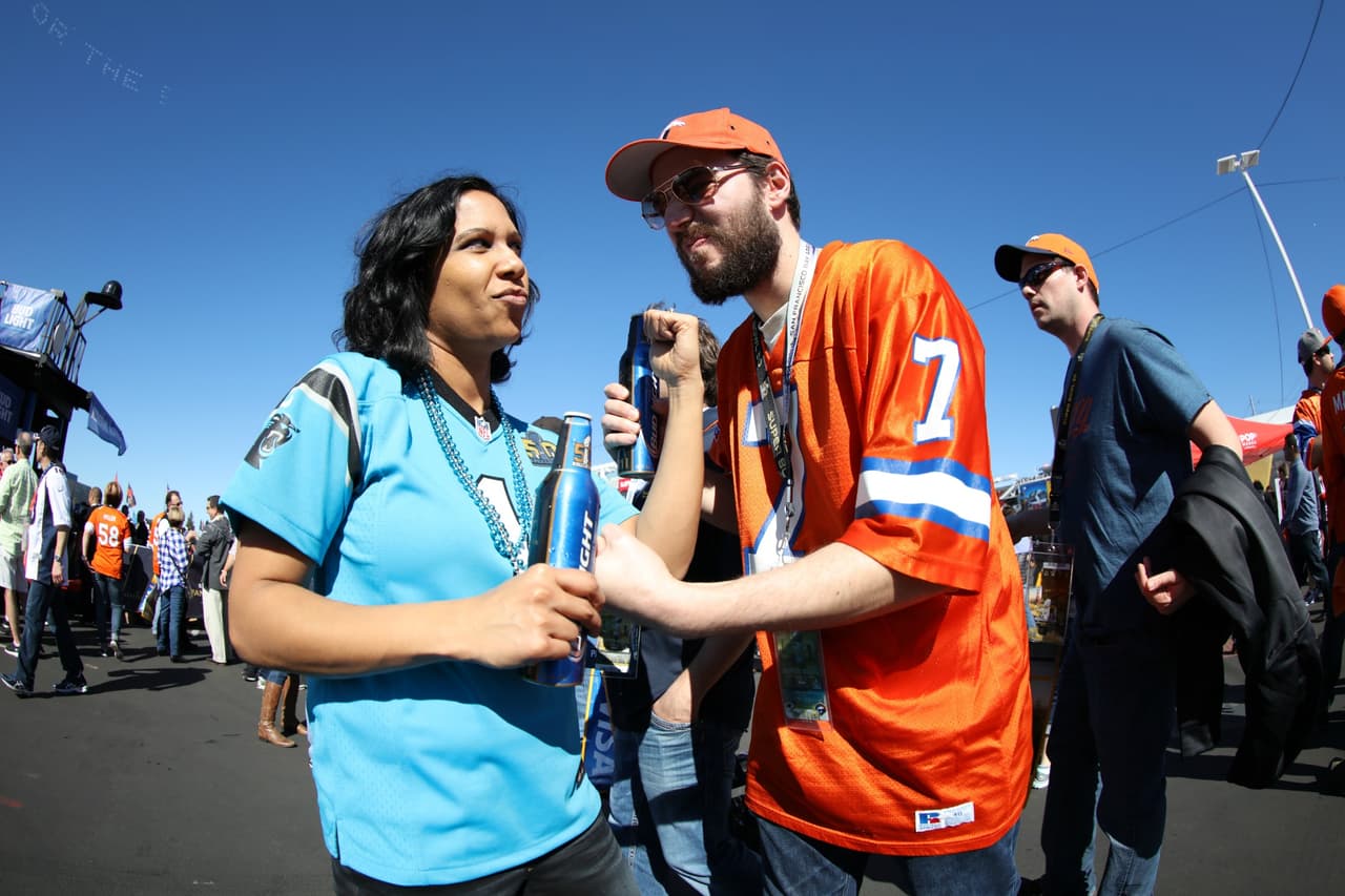 Los aficionados al fútbol americano ya no tienen que esperar, el día llegó para el Super Bolw 50 y la pasión en San Francisco está que arde. Checa las mejores tomas.
