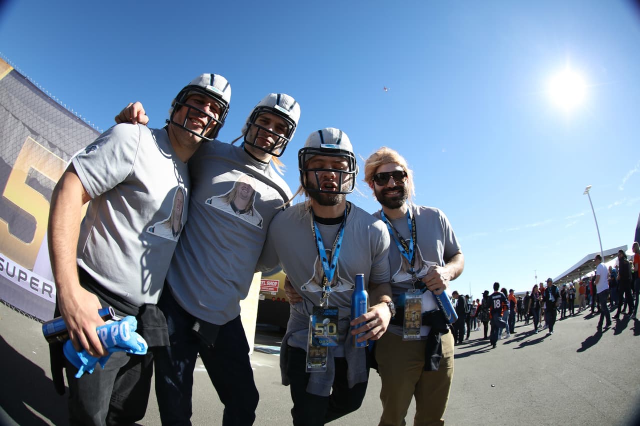 Los aficionados al fútbol americano ya no tienen que esperar, el día llegó para el Super Bolw 50 y la pasión en San Francisco está que arde. Checa las mejores tomas.