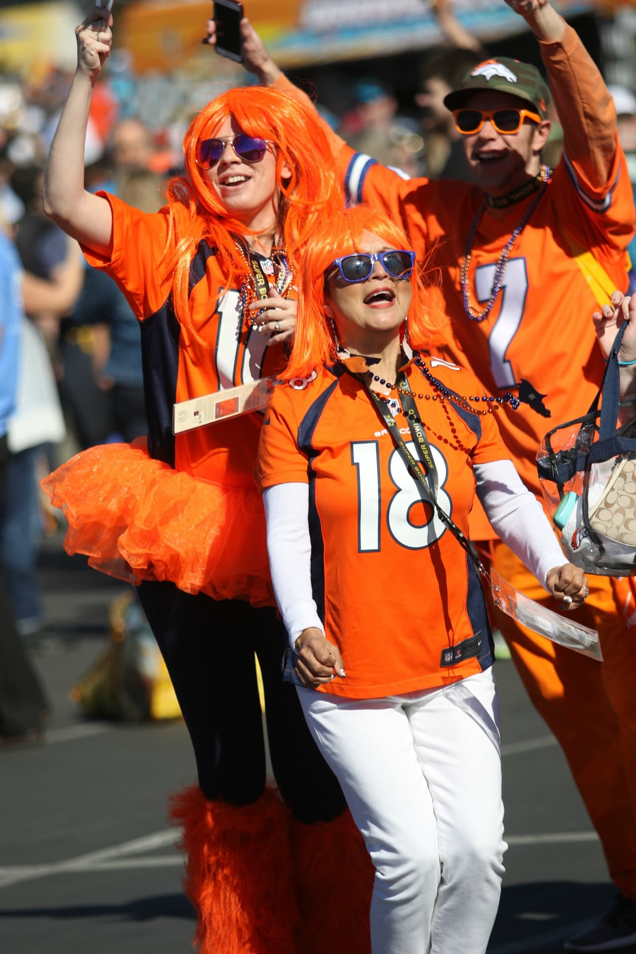 Los aficionados al fútbol americano ya no tienen que esperar, el día llegó para el Super Bolw 50 y la pasión en San Francisco está que arde. Checa las mejores tomas.