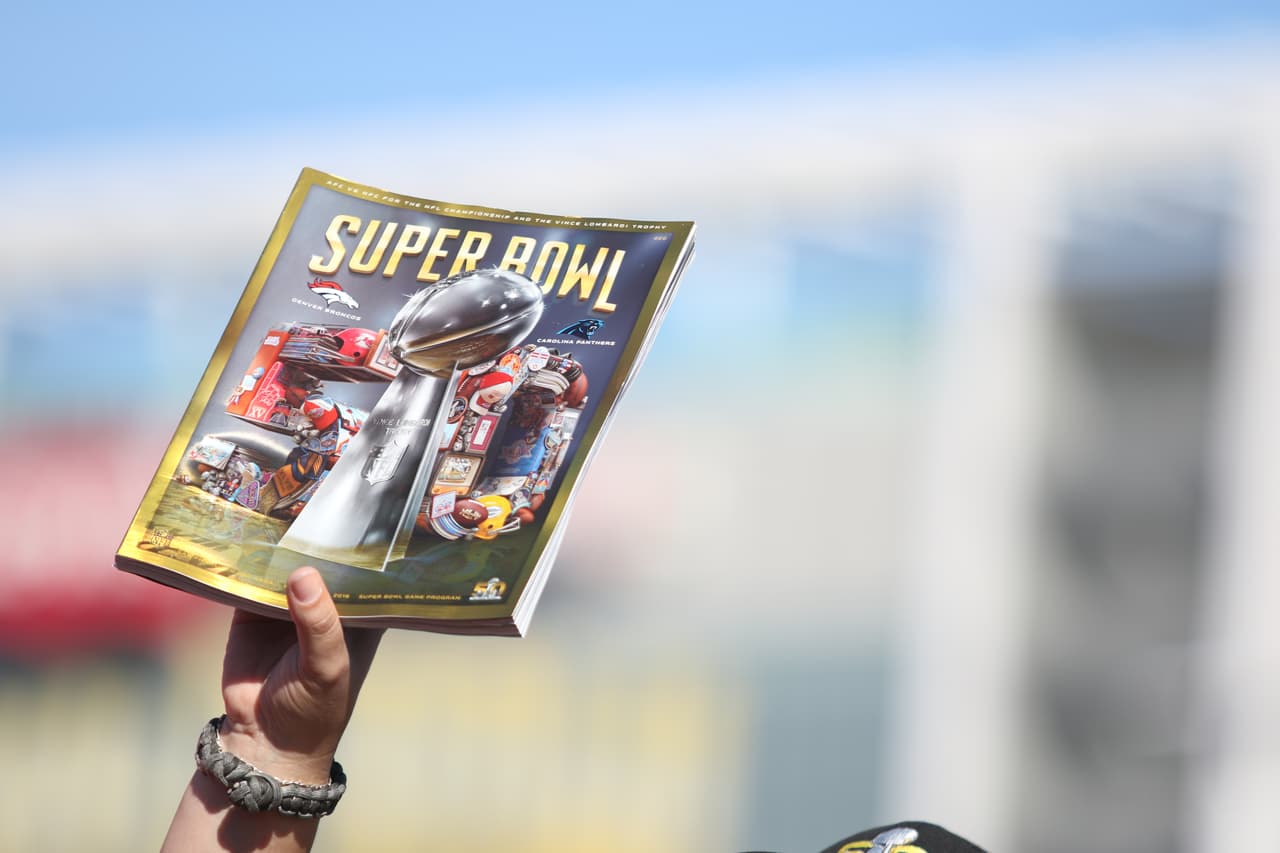 Los aficionados al fútbol americano ya no tienen que esperar, el día llegó para el Super Bolw 50 y la pasión en San Francisco está que arde. Checa las mejores tomas.