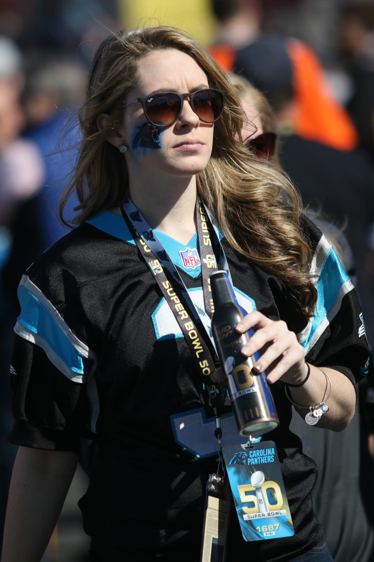 Los aficionados al fútbol americano ya no tienen que esperar, el día llegó para el Super Bolw 50 y la pasión en San Francisco está que arde. Checa las mejores tomas.