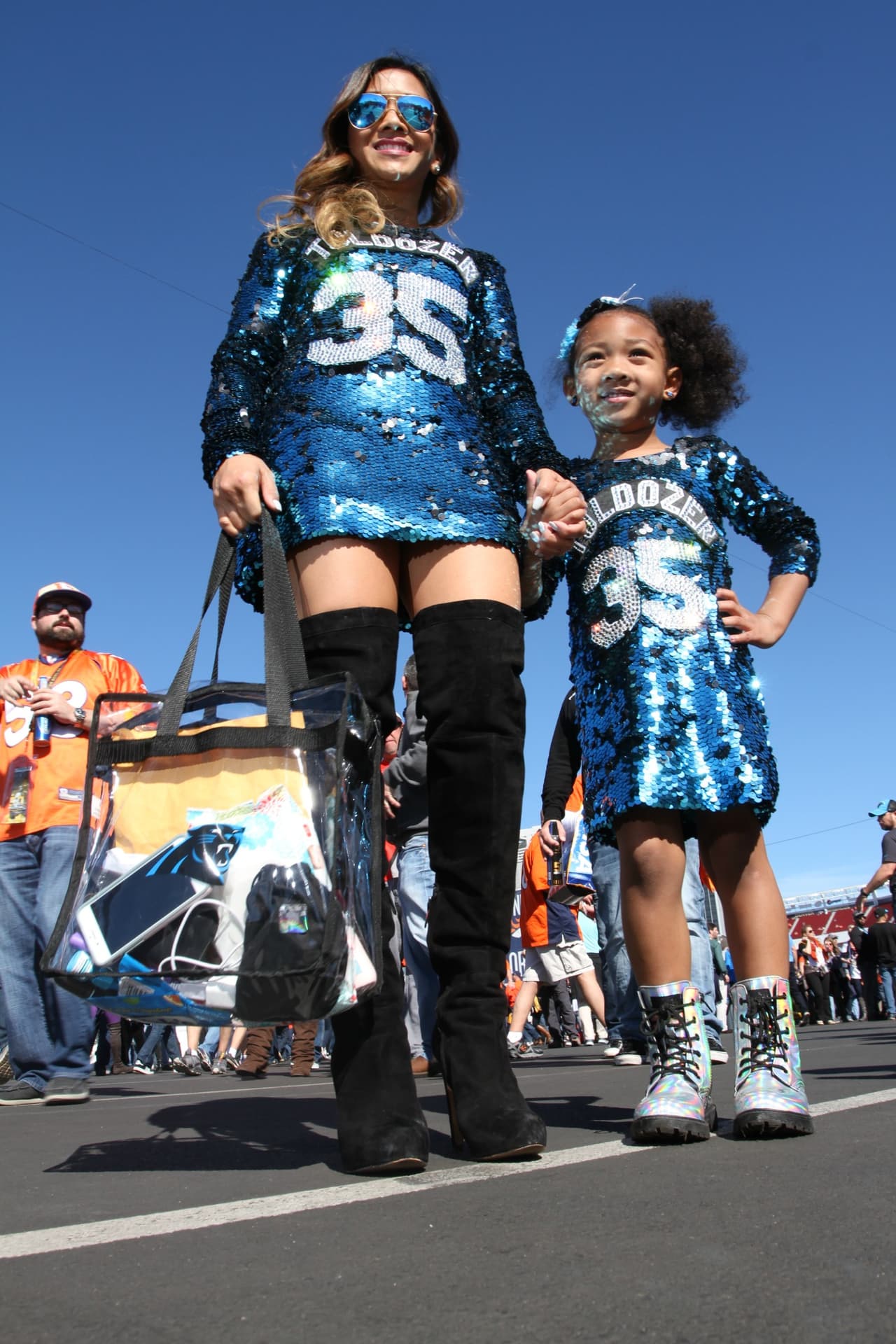 Los aficionados al fútbol americano ya no tienen que esperar, el día llegó para el Super Bolw 50 y la pasión en San Francisco está que arde. Checa las mejores tomas.