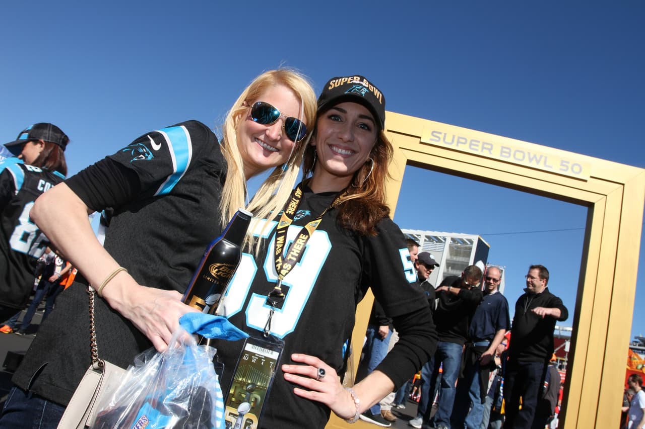 Los aficionados al fútbol americano ya no tienen que esperar, el día llegó para el Super Bolw 50 y la pasión en San Francisco está que arde. Checa las mejores tomas.