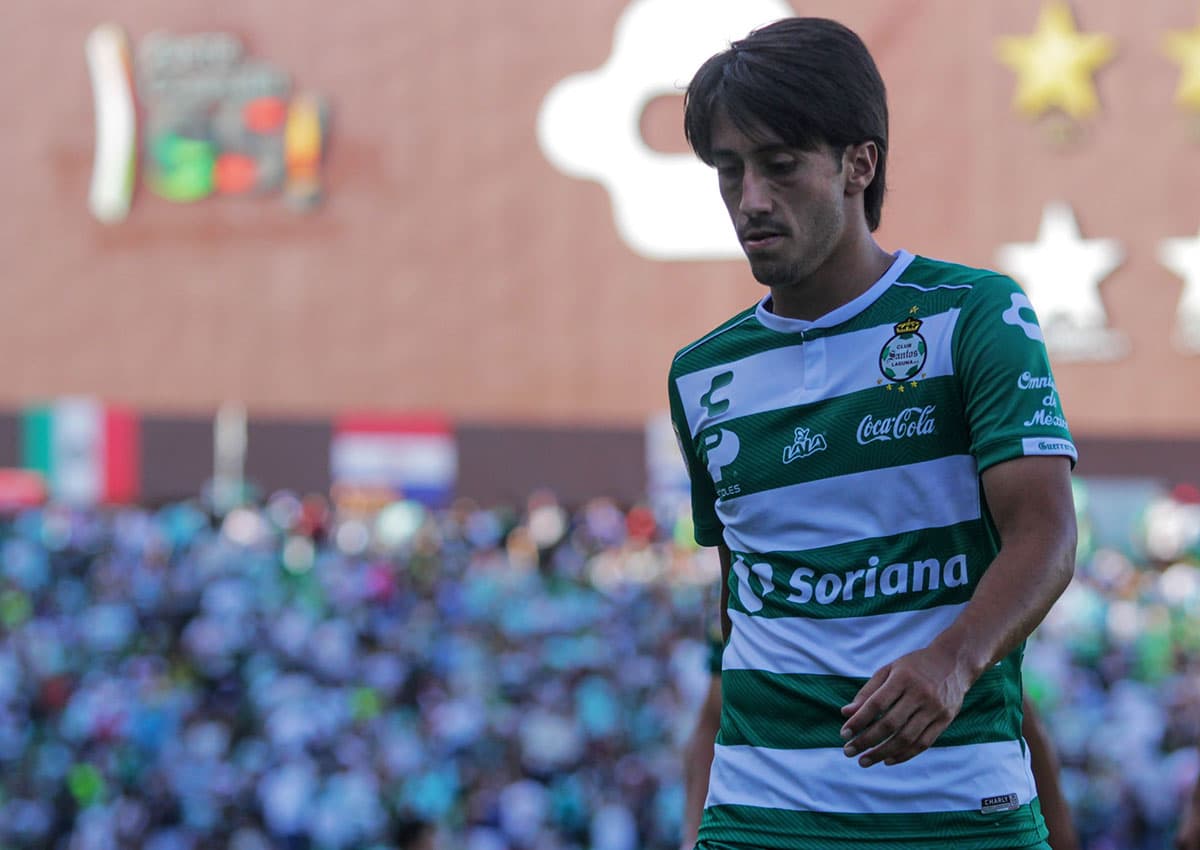 El defensa de Santos, José Abella, mostraba su decepción por la derrota parcial al término del primer tiempo.