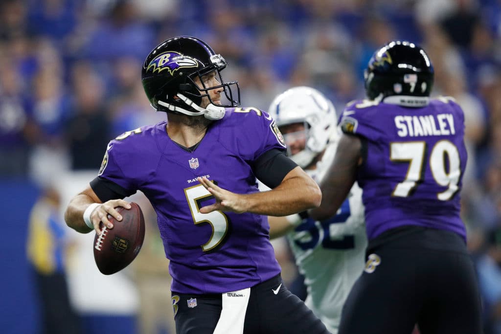 24)
<b>Joe Flacco, Baltimore Ravens</b>. Tiene 33 años, desde que ganó el Super Bowl la potencia de su brazo y su precisión han venido a menos. Es triste decirlo pero solo esperen que se ponga peor.