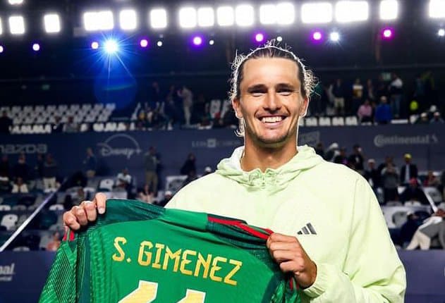 Zverev presume playera de Santi Giménez tras victoria en Los Cabos