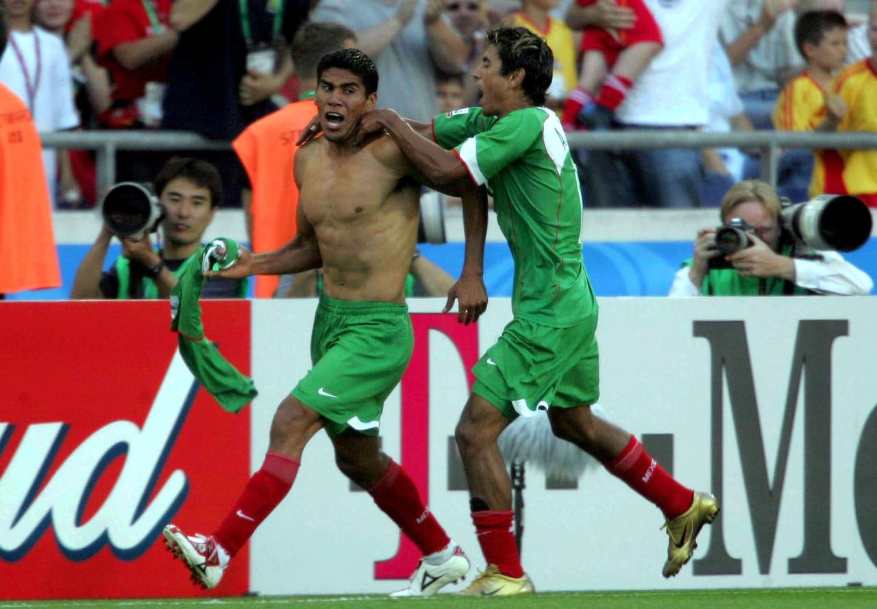 En el partido de semifinales México logró adelantarse en el marcador gracias a una gran jugada individual de Carlos Salcido, pero un descuido en defensa en los minutos finales del tiempo extra le dio la posibilidad a Luciano Figueroa de empatar el juego.
<br>