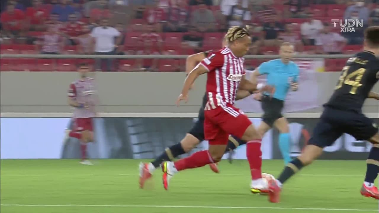 ¡Tarjeta Roja! Jelle Bataille recibe la segunda amarilla y se va del juego.