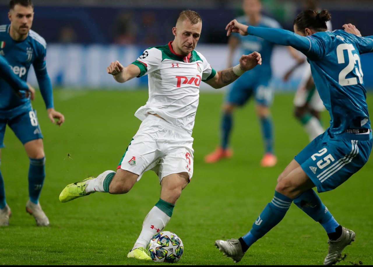 Dmitri Barinov recorta a Adrien Rabiot para provar su tiro a puerta sin conseguir éxito.
