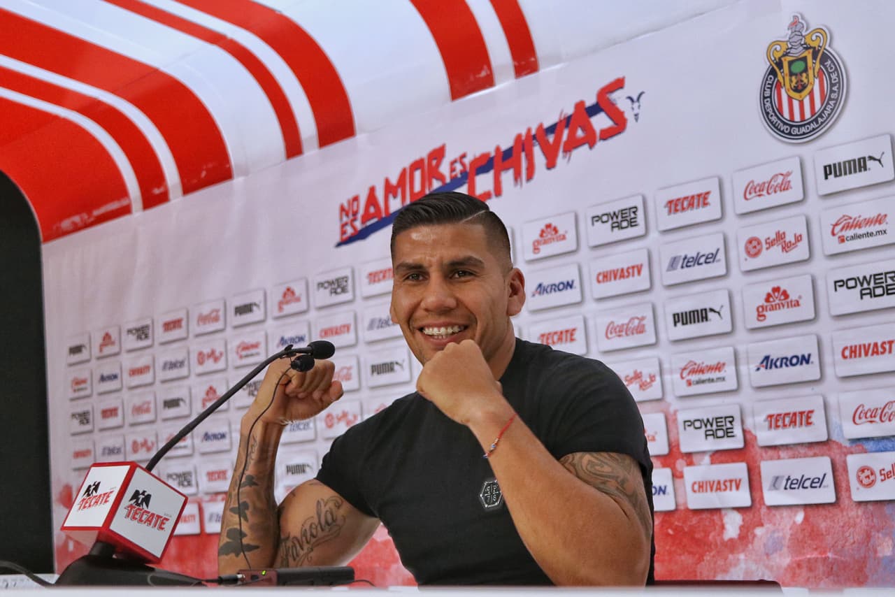 Carlos Salcedo fue capitán en Chivas de Guadalajara hasta su retiro del equipo en diciembre de 2018, cuando ya no tenía espacio en el equipo.