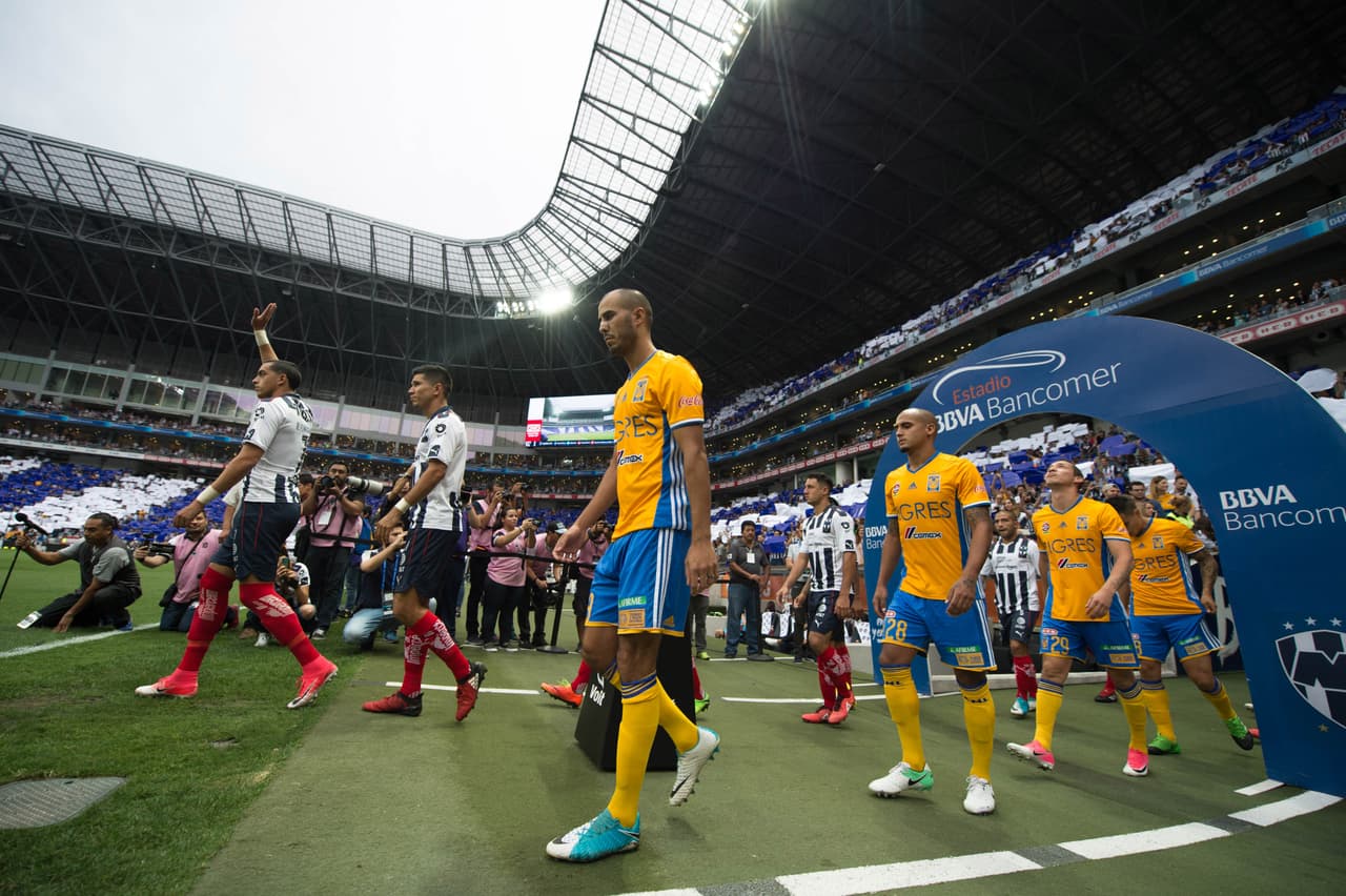 Los equipos saltaron al campo listos para disputar el encuentro. Dos de las aficiones más apasionadas del fútbol mexicano se hicieron sentir.