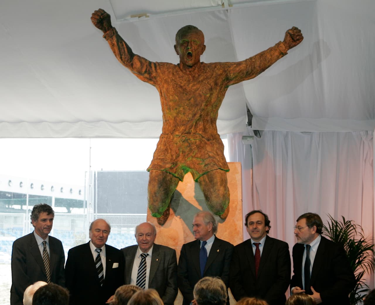 Alfredo Di Stéfano tiene una representación de la Saeta Rubia celebrando un soberbio golpe franco en la semifinal de la Copa de Europa de 1958.