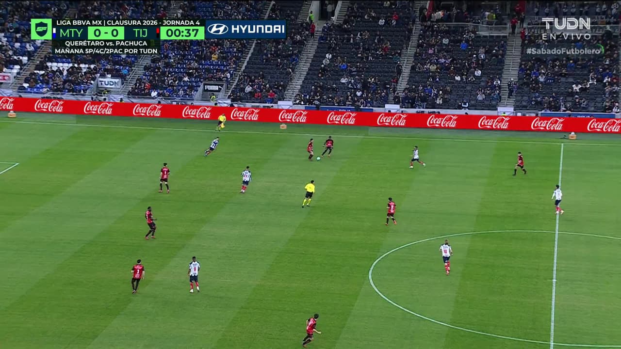 Arranca el partido y la pelota está en juego.