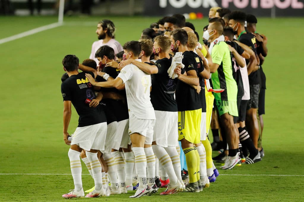Miembros del Atlanta United y del Inter Miami CF posan para la foto.