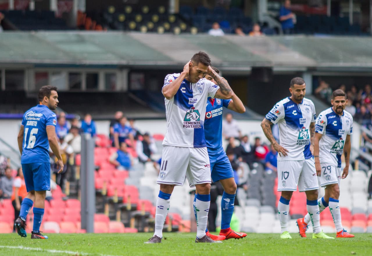 Dos minutos más tarde, al 58', el defensa del Pachuca José Ulloa (centro) envió el balón a su propia portería, decretando el 3-0 a favor de Cruz Azul.