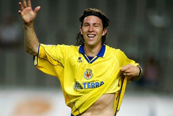 Antonio de Nigris se ganó su lugar en varios equipos europeos con su esfuerzo y lucha en el terreno de juego. El "Tano" vivió la experiencia de jugar en España, Turquía y Grecia.