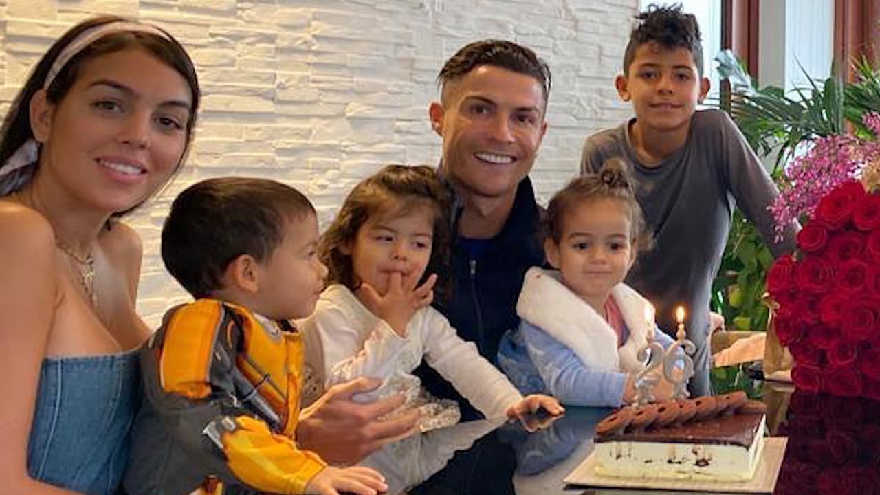 A través de fotos y videos que comparten en redes sociales dejan ver la convivencia que tienen con 
<b>Cristiano Jr., los mellizos Eva y Mateo y la pequeña Alana Martina</b>.