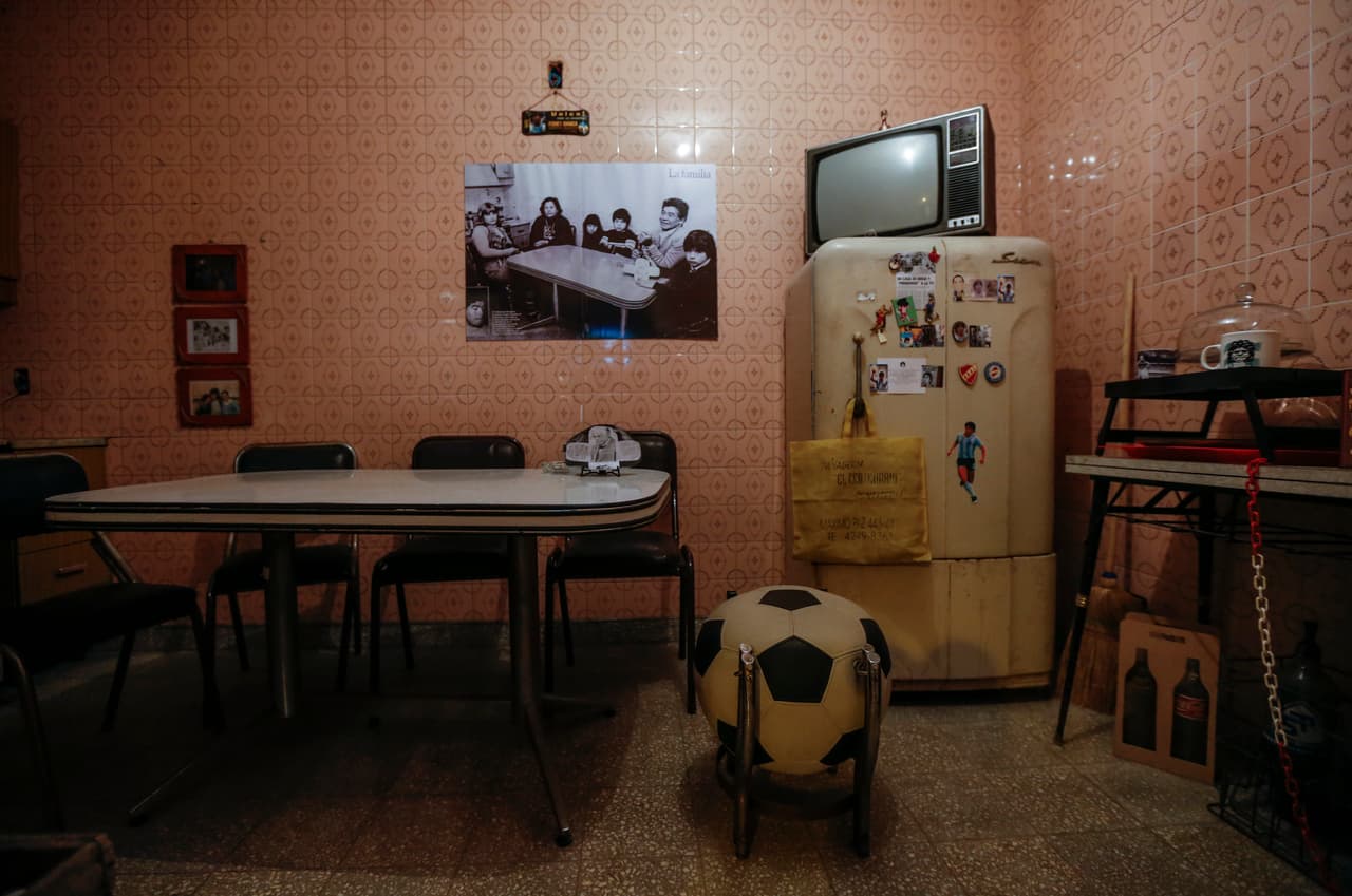 Aunque mantienen varios de los objetos usados por Maradona en esa época, el lugar está amoblado para ser todo un museo para el fútbol.
