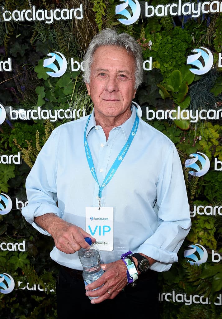 Ambos harán un largo viaje a través de los Estados Unidos. Al principio, a Charlie, el extravagante comportamiento de su hermano lo irrita y lo desconcierta, pero, poco a poco, aprenderá a conocerlo y a quererlo.
<br>