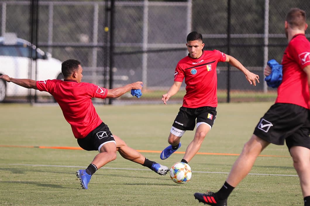 La Selección de Venezuela cerró su preparación de cara al duelo que sostendrá este miércoles en Mercedes-Benz Stadium en Atlanta ante México, en choque que le sirve de preparación a ambas selecciones para la Copa América y Copa Oro respectivamente. La 'Vinotinto' acude a este cotejo con sus grandes figuras como Salomón Rondón, Josef Martínez, Roberto Rosales y Tomás Rincón, bajo la guía del técnico Rafael Dudamel.
