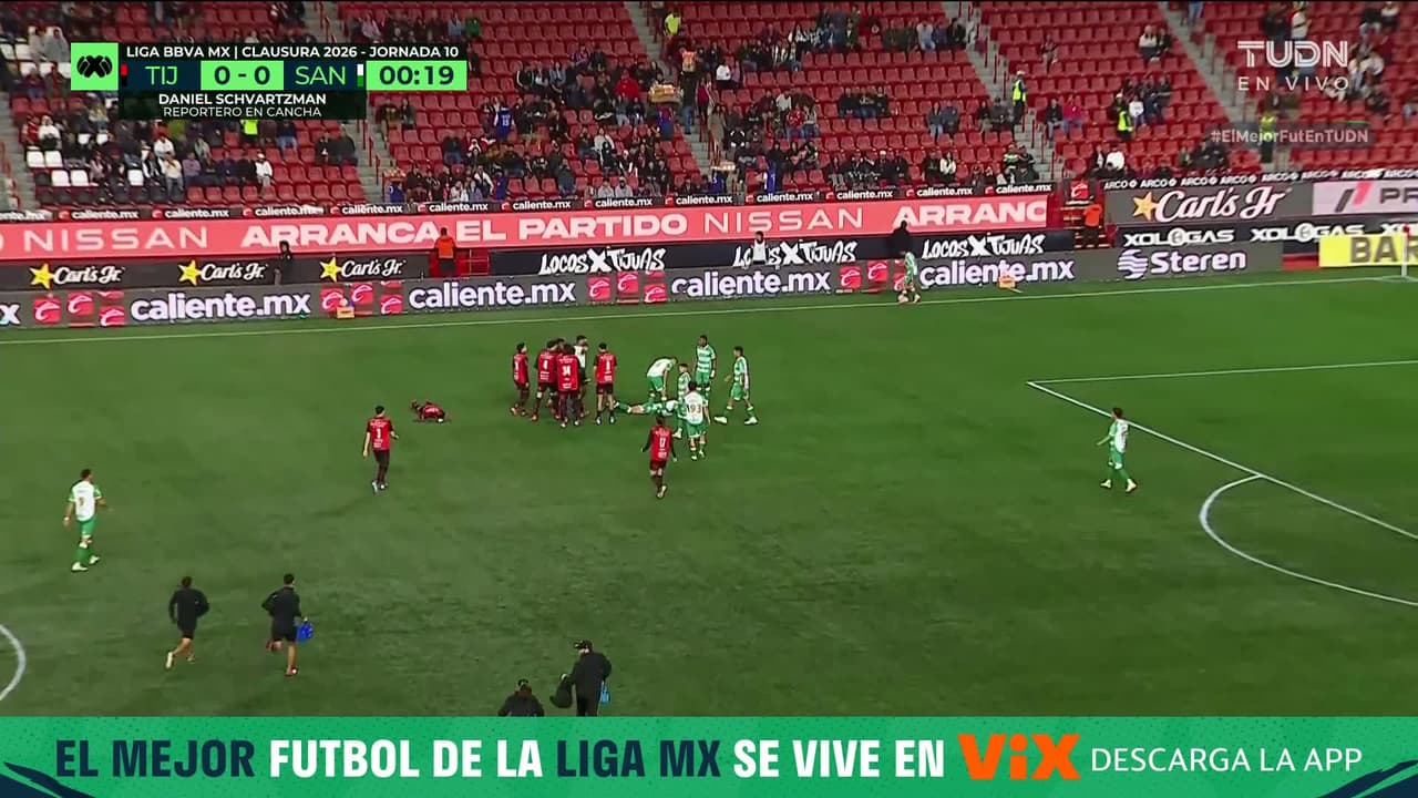¡BRUTAL CHOQUE DE CABEZAS! Ni 15 segundos pasaron y el juego se detiene tras tremendo impacto