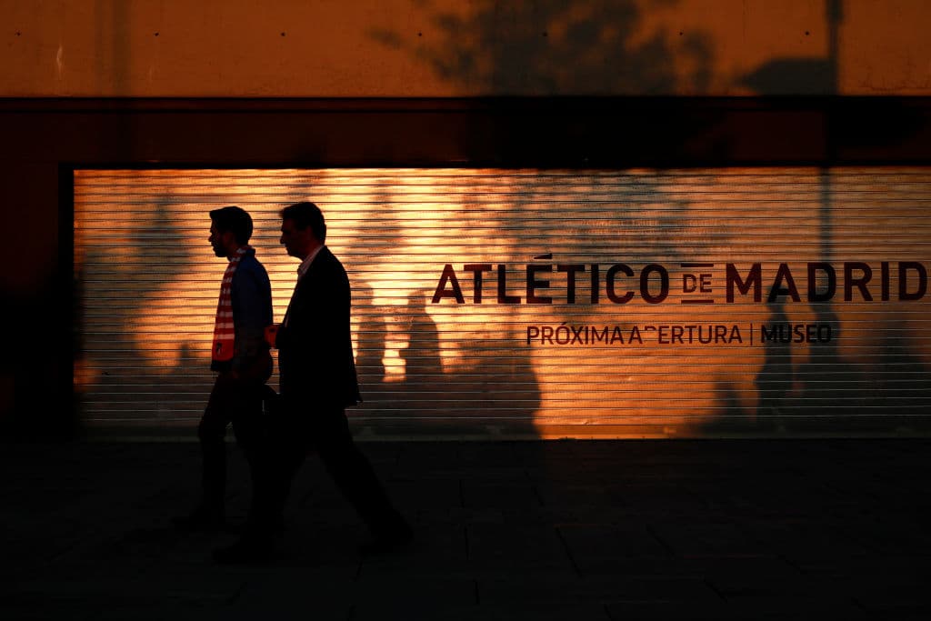 Mientras cae la atrde la afición Colchonera se apresuraba a llegar al nuevo recinto para ver a su añorado equipo en la Champions League, vaya privilegio.