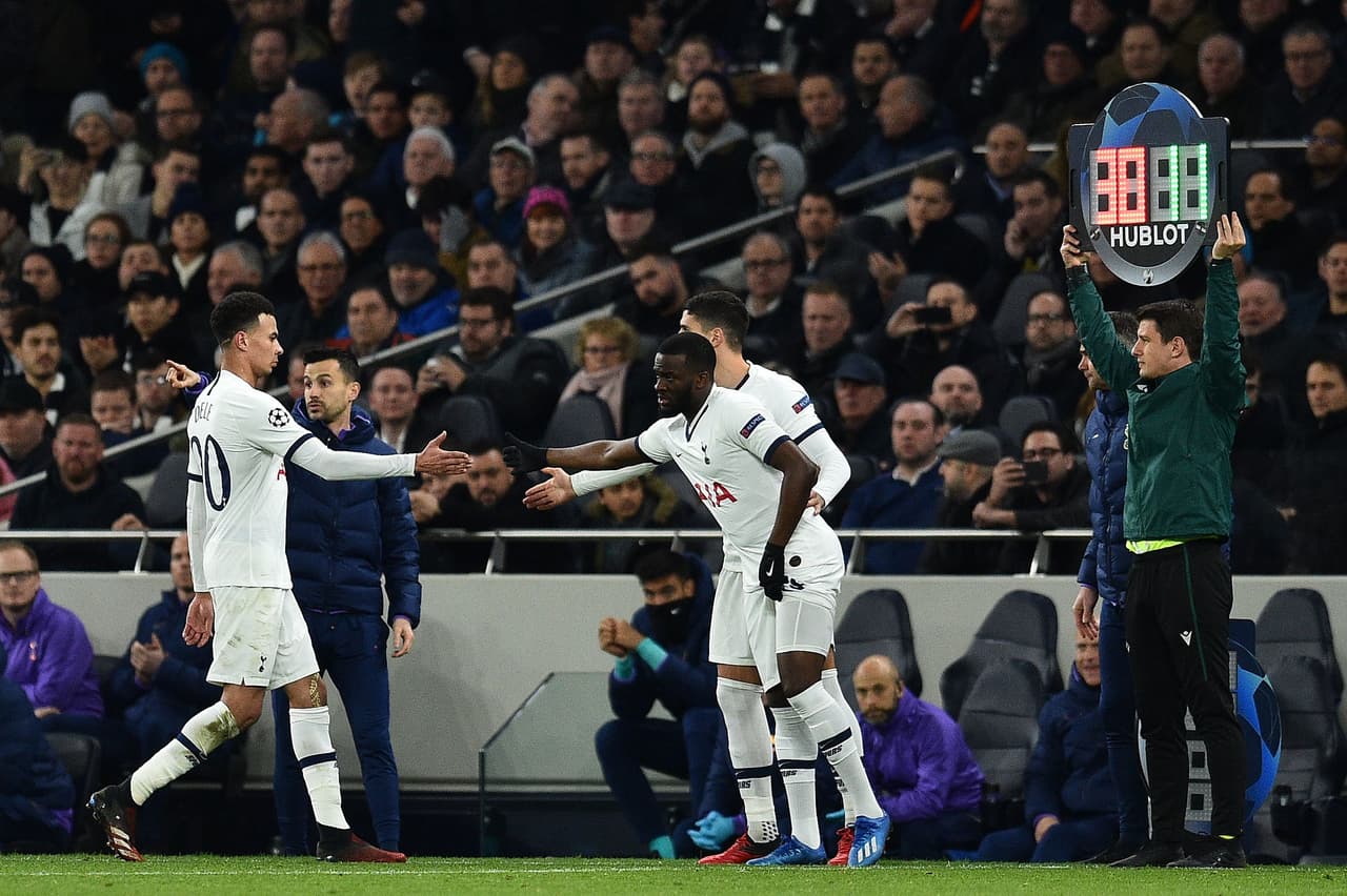 Intentó por todas partes, pidió el balón, lo tiraron, pero cayó en desesperación y cuando salió de cambio con su equipo perdiendo, Dele Allí aventó una botella muestra de su frustración.