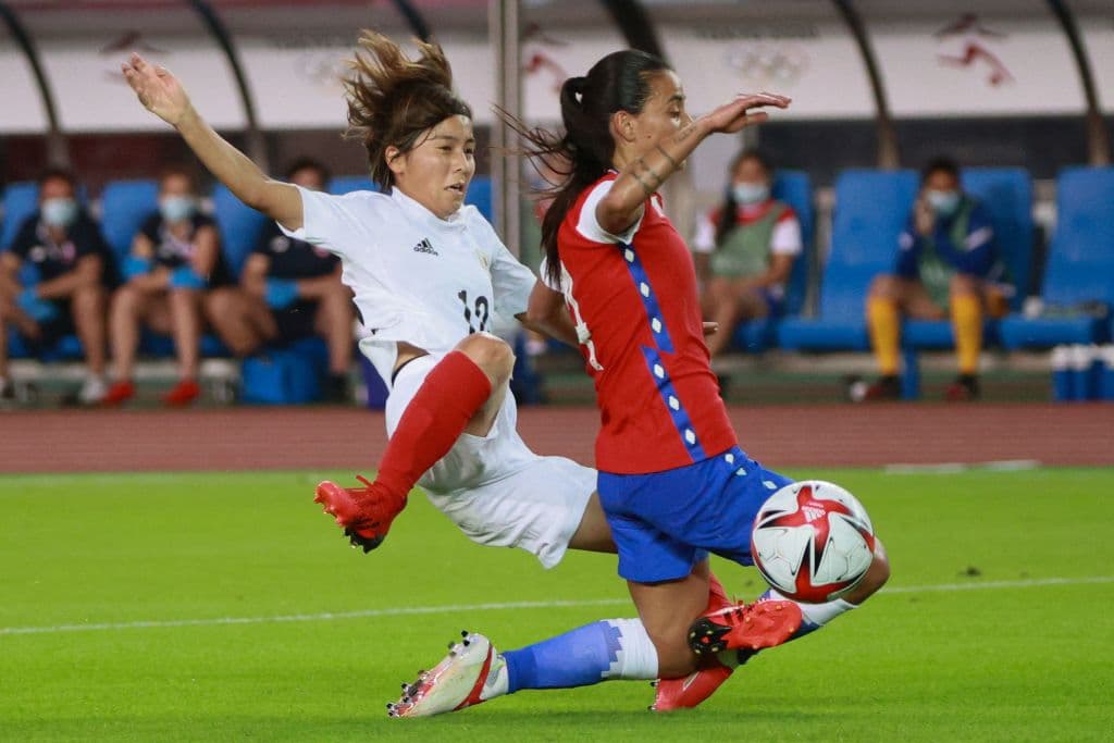 El eqiupo de Chile cae ante las anfitrionas 1-0 y se despiden de los Juegos Olímpicos tras haber hecho historia como el primer equipo en conjunto en competir en este evento. Japón queda como mejor tercero y finaliza en la última posición del Grupo E.
