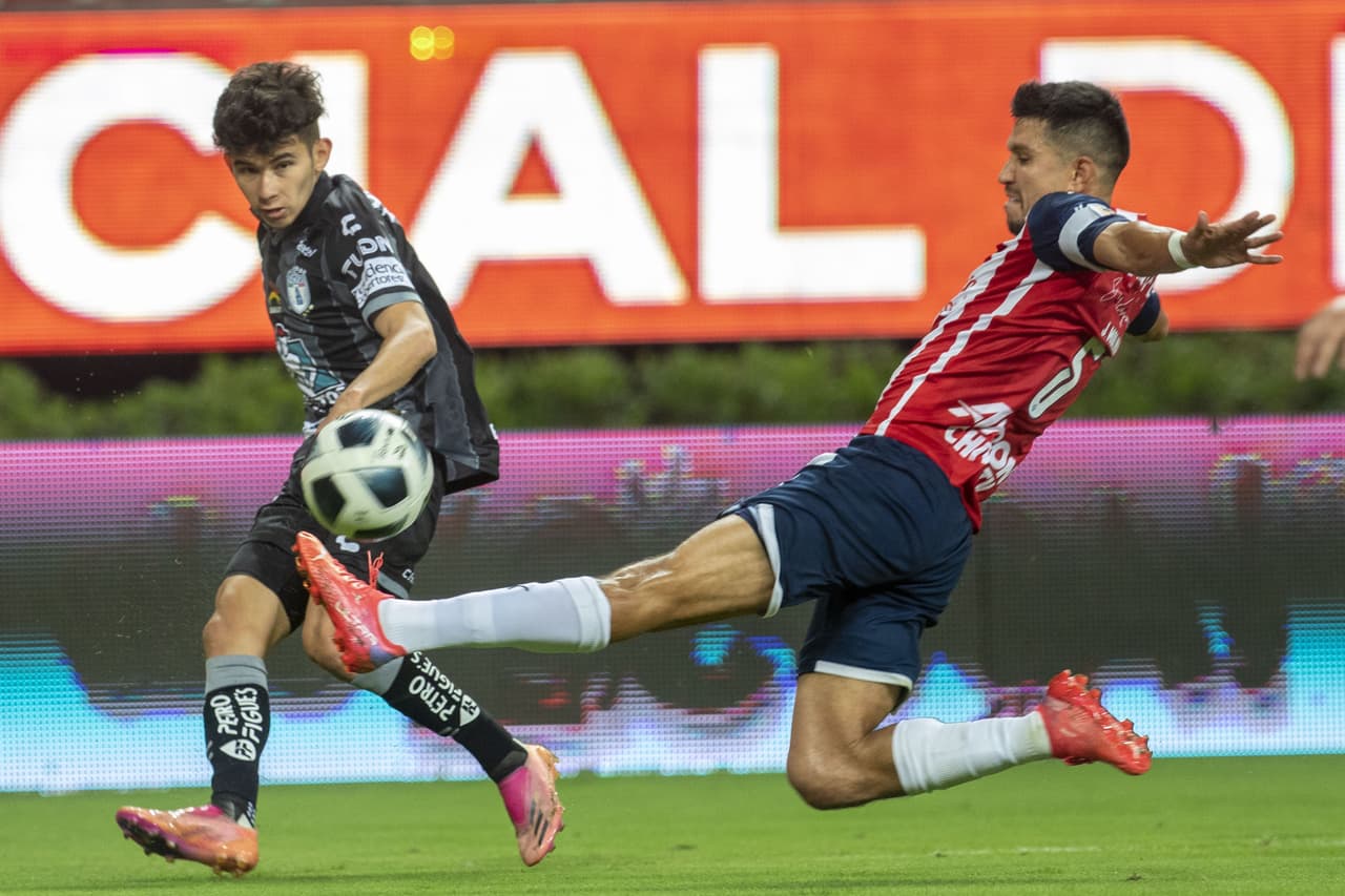 Los primeros 15 minutos fueron un asedio total de los Tuzos, que encontraron la llave por las bandas.