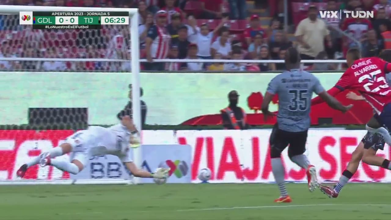 ¡Manotazo salvador! Rodríguez le roba el gol al ‘Piojo’ Alvarado