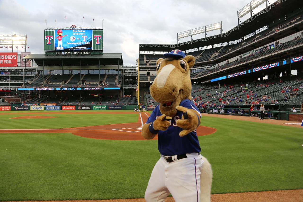 La delegación del Tri aprovechó su estadía en Dallas para ir a un partido de pretemporada de béisbol entre los Rangers de Texas y los Rojos de Cincinnati en Arlington.