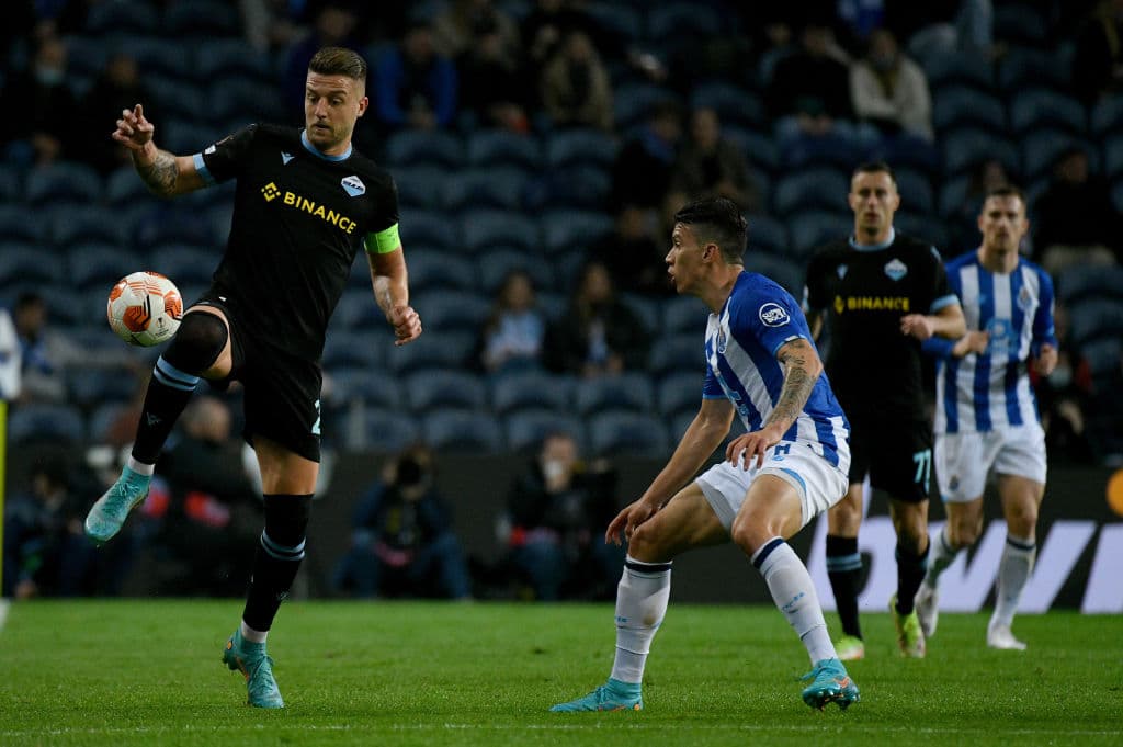 La asombrosa conexión de Joao Mario con Toni Martínez rompe a la defensa del Lille en dos ocasiones, y consiguen la remontada 2-1 sobre el conjunto francés.