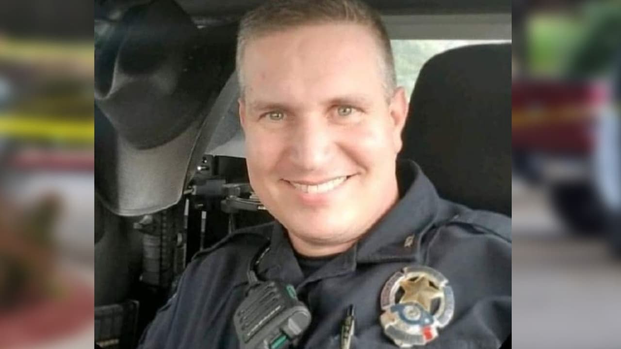 <b>3 de diciembre.- </b>Las autoridades confirmaron 
<b>la muerte del oficial Richard Houston, </b>tras un 
<a href="https://www.univision.com/local/dallas-kuvn/richard-houston-el-oficial-de-mesquite-que-murio-en-tiroteo">tiroteo contra un sospechoso en Mesquite.</a> El cuerpo del policía fue escoltado por sus compañeros en la salida del hospital para llevarlo al médico forense.