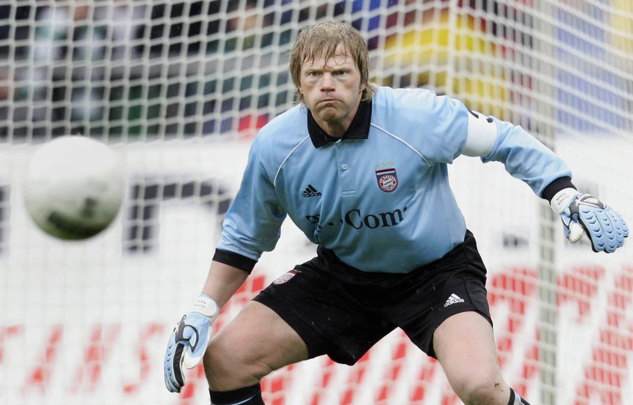 Oliver Kahn no pudo coronar con un Mundial lo buen arquero que era, duro de mirada y un fenómeno bajo los tres palos , Khan consiguió hacerse una figura legendaria del Bayern Munich. Conquistó con Alemania la Eurocopa de 1996.
