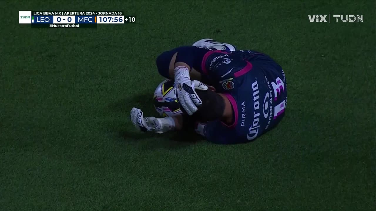 Hugo González recibe tremendo monedazo durante el juego entre León y Mazatlán